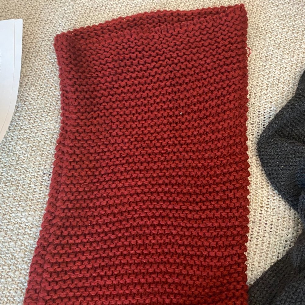 GAP - Knit Bold Red Circle Scarf - Picture 4 of 5